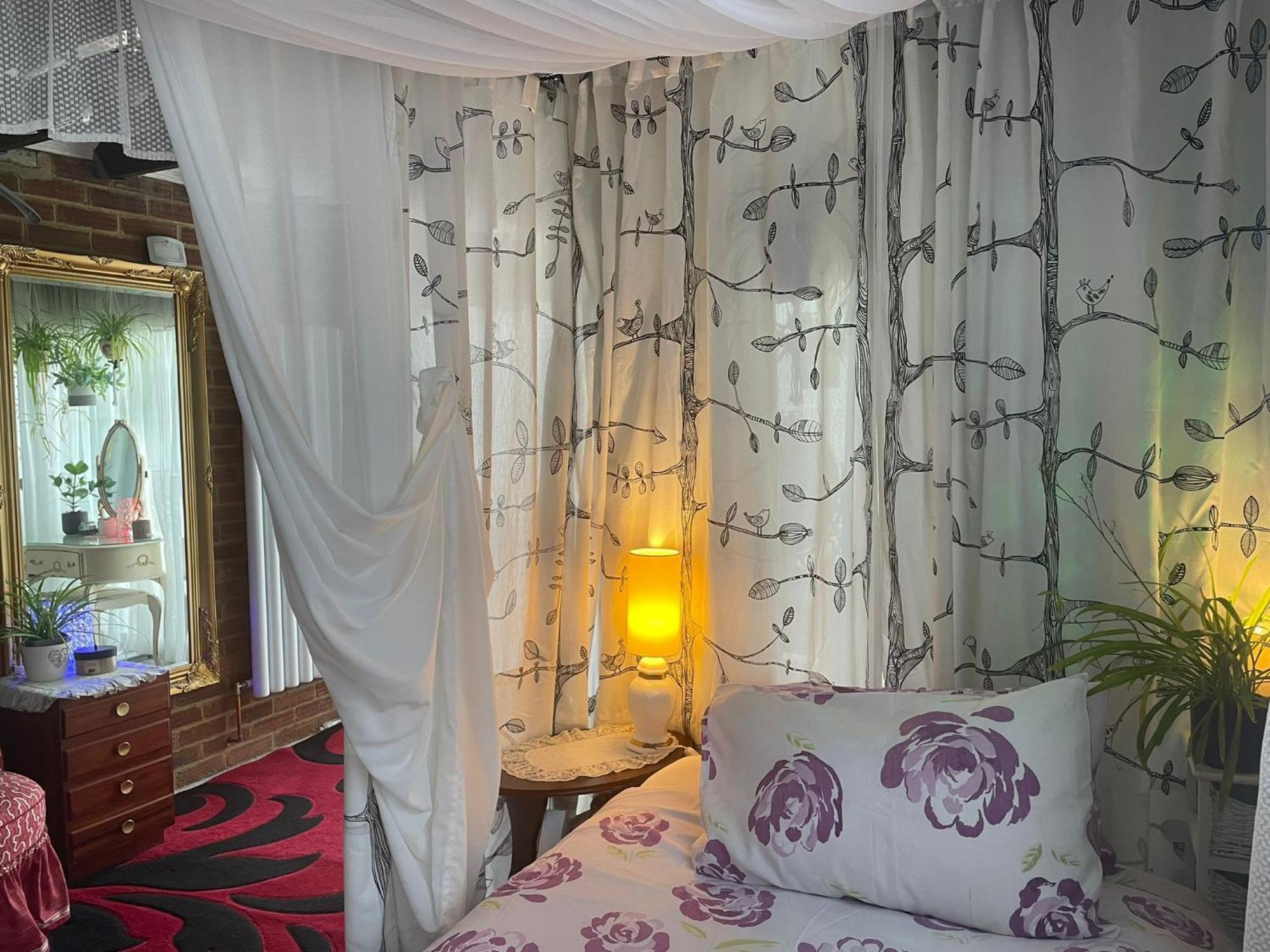 Jacaranda Bed & Breakfast East Grinstead Exterior photo